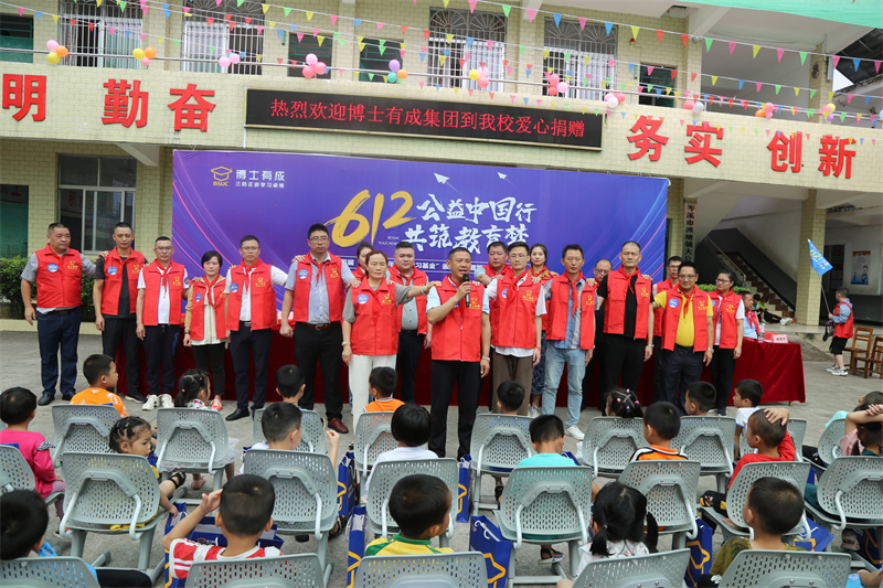 兒童學(xué)習(xí)桌圓角封邊，更安全