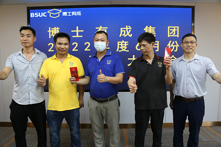 張廠長(zhǎng)與王廠長(zhǎng)工作中的突出表現(xiàn)的員工頒發(fā)獎(jiǎng)金