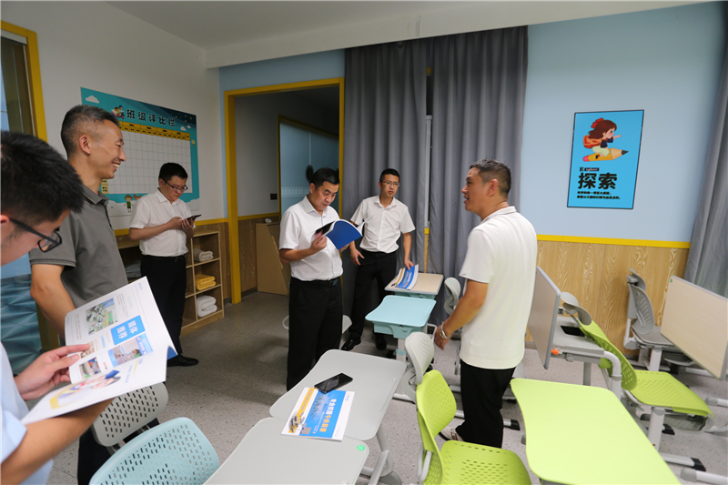 達(dá)州市達(dá)川區(qū)委副書記、區(qū)長唐令彬一行參觀博士有成校具展廳