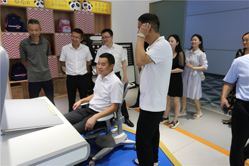 達(dá)州市達(dá)川區(qū)委副書記、區(qū)長唐令彬一行體驗(yàn)博士有成AI智能學(xué)習(xí)桌
