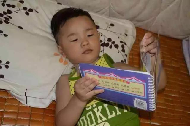 躺在床上看書